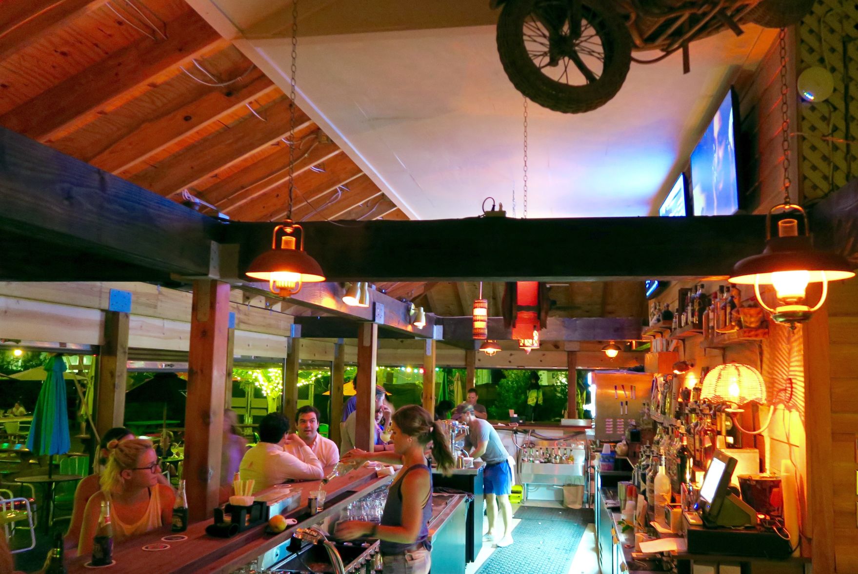 TCHOUP BAR1.jpg